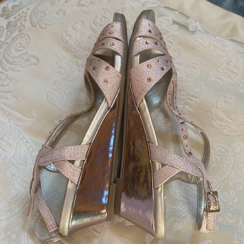 NWOT Bandolino low wedge evening sandal
